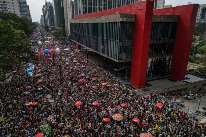 Atos ocorreram em 22 capitais e mais de 30 cidades; no Ceará, manifestação reuniu movimentos sociais e estudantes na Praça do Ferreira, sem registros de violência.