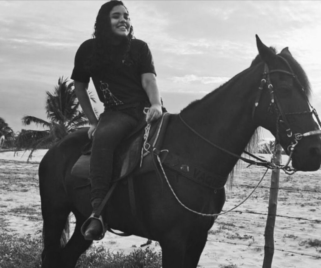 TAINA OLIVEIRA DIAS DE 20 ANOS, MORREU NO LOCAL